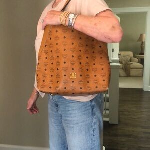 Large bucket bag. Leather